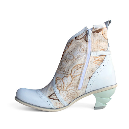 Gemusterte Damen-Stiefelette in Dreamwhite mit Lederkappe, 3,5 cm Absatz, Made in Portugal, chromfrei gegerbt – exklusiv bei kassedy.de ??✨ Gemusterte Damen-Stiefelette in Dreamwhite mit Lederkappe, 3,5 cm Absatz, Made in Portugal, chromfrei gegerbt – exklusiv bei kassedy.de ??✨