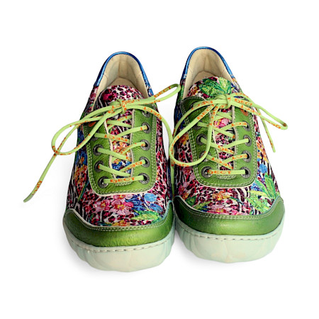 Bunter floraler Schnürschuh in blau und grün mit austauschbarer Einlegesohle – bequemer Damen-Sneaker bei kassedy.de ??✨ Bunter floraler Schnürschuh in blau und grün mit austauschbarer Einlegesohle – bequemer Damen-Sneaker bei kassedy.de ??✨