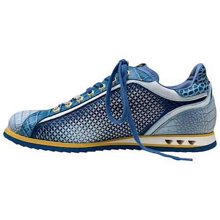 Hellblauer Sneaker in Reptiloptik aus Kalbsleder, Made in Italien, mit Schnürung – hochwertiger Damen-Sneaker bei kassedy.de ??✨ Hellblauer Sneaker in Reptiloptik aus Kalbsleder, Made in Italien, mit Schnürung – hochwertiger Damen-Sneaker bei kassedy.de ??✨