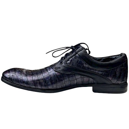 Eleganter Schnürschuh in lila-schwarzer Reptiloptik mit glänzender Oberfläche, klassischer Form und feinen Schnürdetails. Eleganter Schnürschuh in lila-schwarzer Reptiloptik mit glänzender Oberfläche, klassischer Form und feinen Schnürdetails.