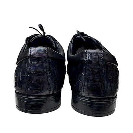 Eleganter Schnürschuh in lila-schwarzer Reptiloptik mit glänzender Oberfläche, klassischer Form und feinen Schnürdetails. Eleganter Schnürschuh in lila-schwarzer Reptiloptik mit glänzender Oberfläche, klassischer Form und feinen Schnürdetails.