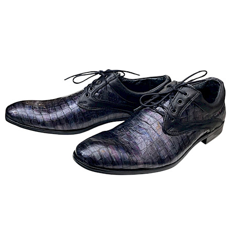 Eleganter Schnürschuh in lila-schwarzer Reptiloptik mit glänzender Oberfläche, klassischer Form und feinen Schnürdetails. Eleganter Schnürschuh in lila-schwarzer Reptiloptik mit glänzender Oberfläche, klassischer Form und feinen Schnürdetails.