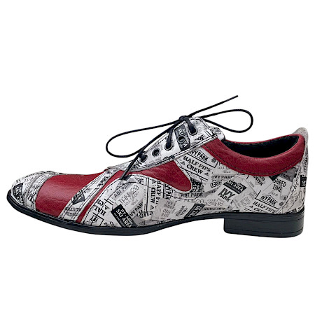 Auffälliger Schnürschuh mit schwarzer Sohle, rotem Leder und markantem Zeitungsmuster in Weiß-Schwarz, kombiniert zu einem modernen, eleganten Design. Auffälliger Schnürschuh mit schwarzer Sohle, rotem Leder und markantem Zeitungsmuster in Weiß-Schwarz, kombiniert zu einem modernen, eleganten Design.