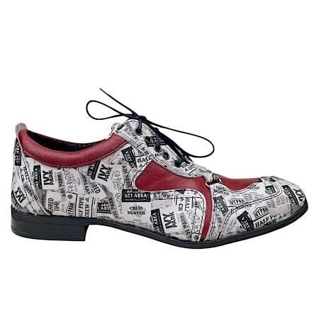 Auffälliger Schnürschuh mit schwarzer Sohle, rotem Leder und markantem Zeitungsmuster in Weiß-Schwarz, kombiniert zu einem modernen, eleganten Design. Auffälliger Schnürschuh mit schwarzer Sohle, rotem Leder und markantem Zeitungsmuster in Weiß-Schwarz, kombiniert zu einem modernen, eleganten Design.