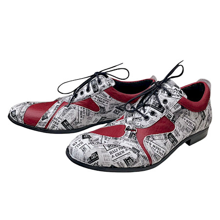 Auffälliger Schnürschuh mit schwarzer Sohle, rotem Leder und markantem Zeitungsmuster in Weiß-Schwarz, kombiniert zu einem modernen, eleganten Design. Auffälliger Schnürschuh mit schwarzer Sohle, rotem Leder und markantem Zeitungsmuster in Weiß-Schwarz, kombiniert zu einem modernen, eleganten Design.