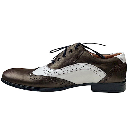 Eleganter Schnürschuh in braun-goldenem Farbton mit weißen Ledereinsätzen und klassischem Lochmuster, kombiniert mit schwarzer Sohle und feiner Schnürung. Eleganter Schnürschuh in braun-goldenem Farbton mit weißen Ledereinsätzen und klassischem Lochmuster, kombiniert mit schwarzer Sohle und feiner Schnürung.