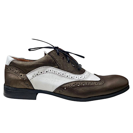 Eleganter Schnürschuh in braun-goldenem Farbton mit weißen Ledereinsätzen und klassischem Lochmuster, kombiniert mit schwarzer Sohle und feiner Schnürung. Eleganter Schnürschuh in braun-goldenem Farbton mit weißen Ledereinsätzen und klassischem Lochmuster, kombiniert mit schwarzer Sohle und feiner Schnürung.