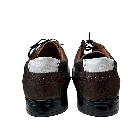 Eleganter Schnürschuh in braun-goldenem Farbton mit weißen Ledereinsätzen und klassischem Lochmuster, kombiniert mit schwarzer Sohle und feiner Schnürung. Eleganter Schnürschuh in braun-goldenem Farbton mit weißen Ledereinsätzen und klassischem Lochmuster, kombiniert mit schwarzer Sohle und feiner Schnürung.