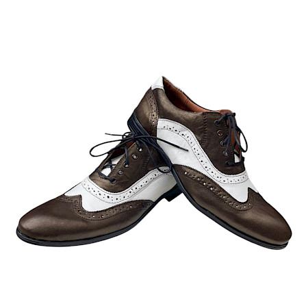 Eleganter Schnürschuh in braun-goldenem Farbton mit weißen Ledereinsätzen und klassischem Lochmuster, kombiniert mit schwarzer Sohle und feiner Schnürung. Eleganter Schnürschuh in braun-goldenem Farbton mit weißen Ledereinsätzen und klassischem Lochmuster, kombiniert mit schwarzer Sohle und feiner Schnürung.