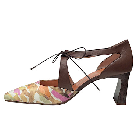Elegante Sling-Pumps mit spitzer Form in warmen Braun- und bunten Farbnuancen, mit feiner Schleife und mittelhohem Absatz. Elegante Sling-Pumps mit spitzer Form in warmen Braun- und bunten Farbnuancen, mit feiner Schleife und mittelhohem Absatz.