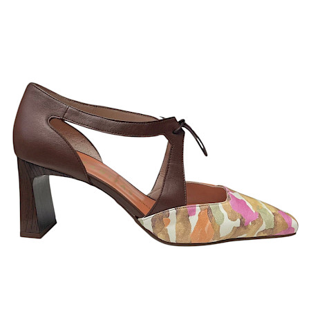 Elegante Sling-Pumps mit spitzer Form in warmen Braun- und bunten Farbnuancen, mit feiner Schleife und mittelhohem Absatz. Elegante Sling-Pumps mit spitzer Form in warmen Braun- und bunten Farbnuancen, mit feiner Schleife und mittelhohem Absatz.