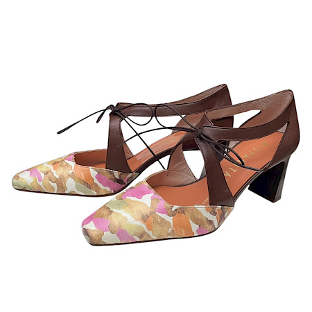 Elegante Sling-Pumps mit spitzer Form in warmen Braun- und bunten Farbnuancen, mit feiner Schleife und mittelhohem Absatz. Elegante Sling-Pumps mit spitzer Form in warmen Braun- und bunten Farbnuancen, mit feiner Schleife und mittelhohem Absatz.