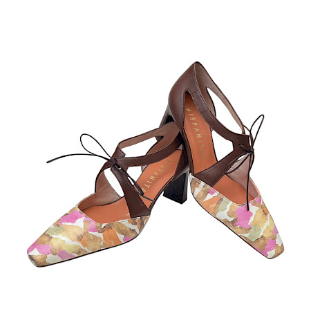 Elegante Sling-Pumps mit spitzer Form in warmen Braun- und bunten Farbnuancen, mit feiner Schleife und mittelhohem Absatz. Elegante Sling-Pumps mit spitzer Form in warmen Braun- und bunten Farbnuancen, mit feiner Schleife und mittelhohem Absatz.