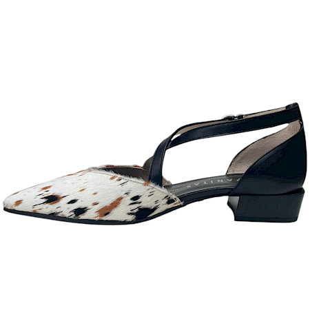 Eleganter Sling-Schuh mit spitzer Form, schwarzen Riemchen und auffälligem, bedrucktem Rindleder in Weiß mit natürlichen Flecken sowie kleinem Absatz. Eleganter Sling-Schuh mit spitzer Form, schwarzen Riemchen und auffälligem, bedrucktem Rindleder in Weiß mit natürlichen Flecken sowie kleinem Absatz.