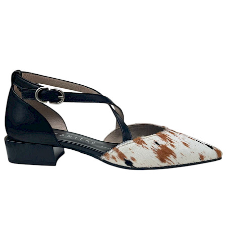 Eleganter Sling-Schuh mit spitzer Form, schwarzen Riemchen und auffälligem, bedrucktem Rindleder in Weiß mit natürlichen Flecken sowie kleinem Absatz. Eleganter Sling-Schuh mit spitzer Form, schwarzen Riemchen und auffälligem, bedrucktem Rindleder in Weiß mit natürlichen Flecken sowie kleinem Absatz.