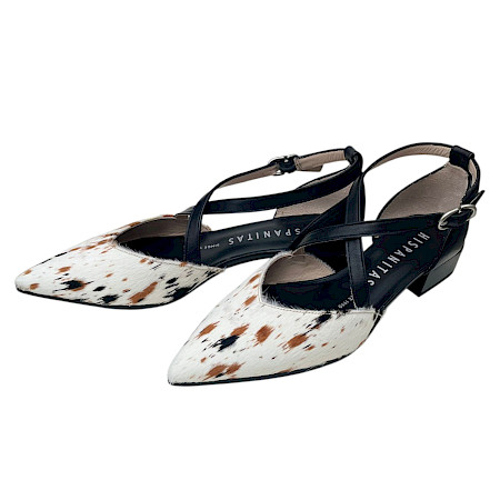 Eleganter Sling-Schuh mit spitzer Form, schwarzen Riemchen und auffälligem, bedrucktem Rindleder in Weiß mit natürlichen Flecken sowie kleinem Absatz. Eleganter Sling-Schuh mit spitzer Form, schwarzen Riemchen und auffälligem, bedrucktem Rindleder in Weiß mit natürlichen Flecken sowie kleinem Absatz.
