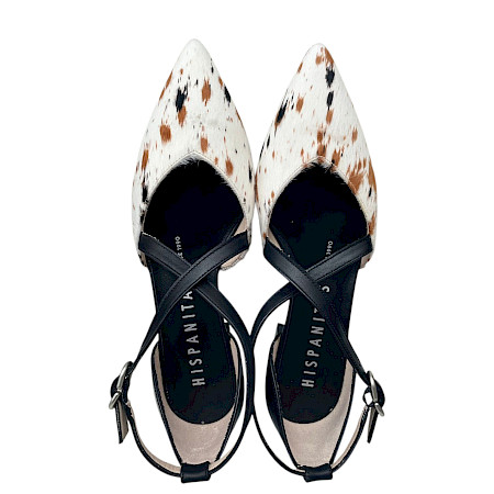 Eleganter Sling-Schuh mit spitzer Form, schwarzen Riemchen und auffälligem, bedrucktem Rindleder in Weiß mit natürlichen Flecken sowie kleinem Absatz. Eleganter Sling-Schuh mit spitzer Form, schwarzen Riemchen und auffälligem, bedrucktem Rindleder in Weiß mit natürlichen Flecken sowie kleinem Absatz.