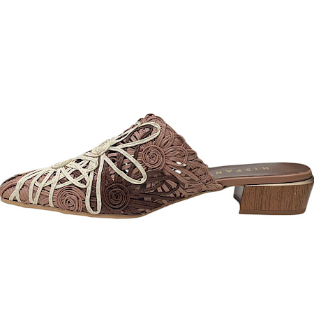 Elegante Pantolette in warmen Braun- und Naturtönen mit kunstvoll geflochtenem, floralem Muster und offener Form. Elegante Pantolette in warmen Braun- und Naturtönen mit kunstvoll geflochtenem, floralem Muster und offener Form.