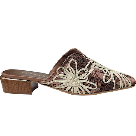 Elegante Pantolette in warmen Braun- und Naturtönen mit kunstvoll geflochtenem, floralem Muster und offener Form. Elegante Pantolette in warmen Braun- und Naturtönen mit kunstvoll geflochtenem, floralem Muster und offener Form.