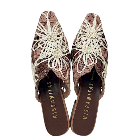Elegante Pantolette in warmen Braun- und Naturtönen mit kunstvoll geflochtenem, floralem Muster und offener Form. Elegante Pantolette in warmen Braun- und Naturtönen mit kunstvoll geflochtenem, floralem Muster und offener Form.
