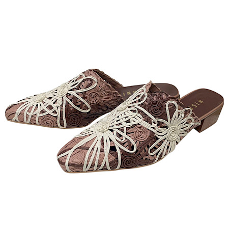 Elegante Pantolette in warmen Braun- und Naturtönen mit kunstvoll geflochtenem, floralem Muster und offener Form. Elegante Pantolette in warmen Braun- und Naturtönen mit kunstvoll geflochtenem, floralem Muster und offener Form.