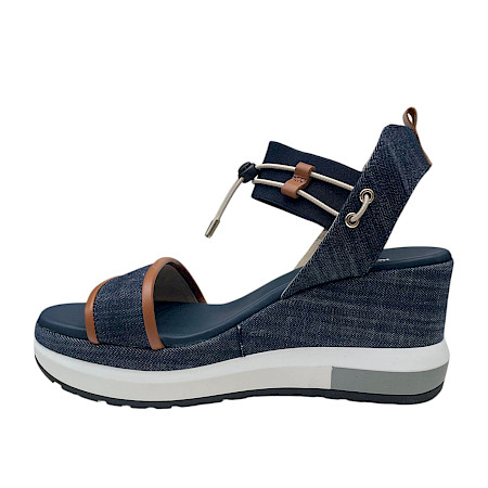 Plateau-Sandalette in Jeans-Blau mit cognacfarbenen Details, elastischen Riemen und heller, erhöhter Sohle in modernem Design. Plateau-Sandalette in Jeans-Blau mit cognacfarbenen Details, elastischen Riemen und heller, erhöhter Sohle in modernem Design.