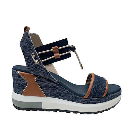 Plateau-Sandalette in Jeans-Blau mit cognacfarbenen Details, elastischen Riemen und heller, erhöhter Sohle in modernem Design. Plateau-Sandalette in Jeans-Blau mit cognacfarbenen Details, elastischen Riemen und heller, erhöhter Sohle in modernem Design.
