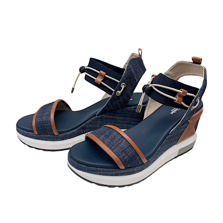 Plateau-Sandalette in Jeans-Blau mit cognacfarbenen Details, elastischen Riemen und heller, erhöhter Sohle in modernem Design. Plateau-Sandalette in Jeans-Blau mit cognacfarbenen Details, elastischen Riemen und heller, erhöhter Sohle in modernem Design.