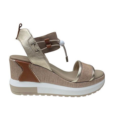 Beige Plateau-Sandalette mit cognacfarbenen und goldenen Details, elastischen Riemen und heller, erhöhter Sohle in einem eleganten, sommerlichen Design. Beige Plateau-Sandalette mit cognacfarbenen und goldenen Details, elastischen Riemen und heller, erhöhter Sohle in einem eleganten, sommerlichen Design.