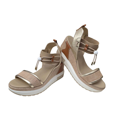 Beige Plateau-Sandalette mit cognacfarbenen und goldenen Details, elastischen Riemen und heller, erhöhter Sohle in einem eleganten, sommerlichen Design. Beige Plateau-Sandalette mit cognacfarbenen und goldenen Details, elastischen Riemen und heller, erhöhter Sohle in einem eleganten, sommerlichen Design.
