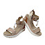 Beige Plateau-Sandalette mit cognacfarbenen und goldenen Details, elastischen Riemen und heller, erhöhter Sohle in einem eleganten, sommerlichen Design.