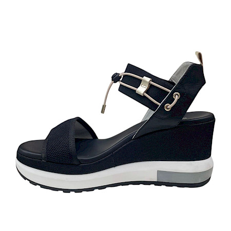 Schwarze Plateau-Sandalette mit breiten Riemen, elastischen Details und heller, erhöhter Sohle in modernem, sportlich-elegantem Design. Schwarze Plateau-Sandalette mit breiten Riemen, elastischen Details und heller, erhöhter Sohle in modernem, sportlich-elegantem Design.