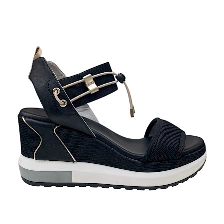 Schwarze Plateau-Sandalette mit breiten Riemen, elastischen Details und heller, erhöhter Sohle in modernem, sportlich-elegantem Design. Schwarze Plateau-Sandalette mit breiten Riemen, elastischen Details und heller, erhöhter Sohle in modernem, sportlich-elegantem Design.