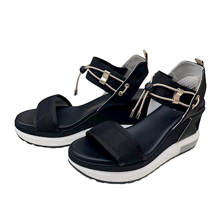 Schwarze Plateau-Sandalette mit breiten Riemen, elastischen Details und heller, erhöhter Sohle in modernem, sportlich-elegantem Design. Schwarze Plateau-Sandalette mit breiten Riemen, elastischen Details und heller, erhöhter Sohle in modernem, sportlich-elegantem Design.