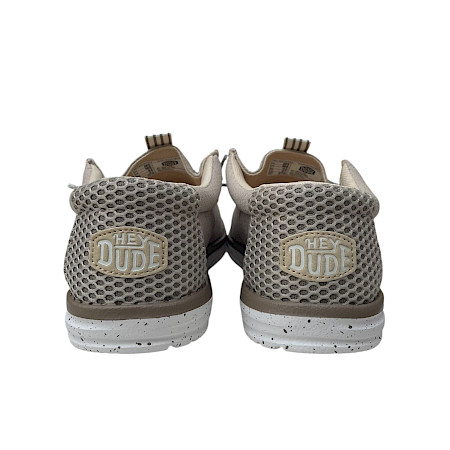 Slip-On Schuhe in hellen Naturtönen mit strukturierter Oberfläche, elastischer Schnürung und heller, flexibler Sohle – leicht, modern und besonders bequem gestaltet. Slip-On Schuhe in hellen Naturtönen mit strukturierter Oberfläche, elastischer Schnürung und heller, flexibler Sohle – leicht, modern und besonders bequem gestaltet.