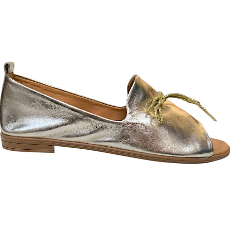 AGA 2010 Damen Slipper in Gold – eleganter Echtleder-Slipper mit offener Spitze, hochwertiger Verarbeitung und edlem Metallic-Look | Stilvoller Sommerbegleiter jetzt bei kassedy.de entdecken. ?✨ AGA 2010 Damen Slipper in Gold – eleganter Echtleder-Slipper mit offener Spitze, hochwertiger Verarbeitung und edlem Metallic-Look | Stilvoller Sommerbegleiter jetzt bei kassedy.de entdecken. ?✨