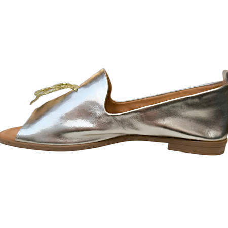 AGA 2010 Damen Slipper in Gold – eleganter Echtleder-Slipper mit offener Spitze, hochwertiger Verarbeitung und edlem Metallic-Look | Stilvoller Sommerbegleiter jetzt bei kassedy.de entdecken. ?✨ AGA 2010 Damen Slipper in Gold – eleganter Echtleder-Slipper mit offener Spitze, hochwertiger Verarbeitung und edlem Metallic-Look | Stilvoller Sommerbegleiter jetzt bei kassedy.de entdecken. ?✨