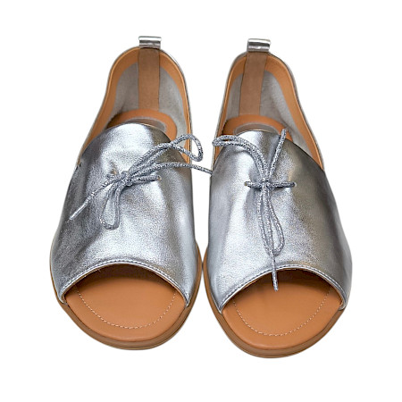 AGA 2010 Damen Slipper in Silber von AGA – eleganter Echtleder-Slipper mit offener Spitze, hochwertiger Verarbeitung und edlem Metallic-Look | Leicht, bequem und exklusiv bei kassedy.de. ?✨ AGA 2010 Damen Slipper in Silber von AGA – eleganter Echtleder-Slipper mit offener Spitze, hochwertiger Verarbeitung und edlem Metallic-Look | Leicht, bequem und exklusiv bei kassedy.de. ?✨