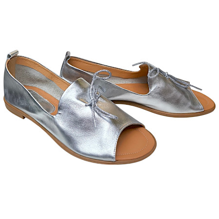 AGA 2010 Damen Slipper in Silber von AGA – eleganter Echtleder-Slipper mit offener Spitze, hochwertiger Verarbeitung und edlem Metallic-Look | Leicht, bequem und exklusiv bei kassedy.de. ?✨ AGA 2010 Damen Slipper in Silber von AGA – eleganter Echtleder-Slipper mit offener Spitze, hochwertiger Verarbeitung und edlem Metallic-Look | Leicht, bequem und exklusiv bei kassedy.de. ?✨