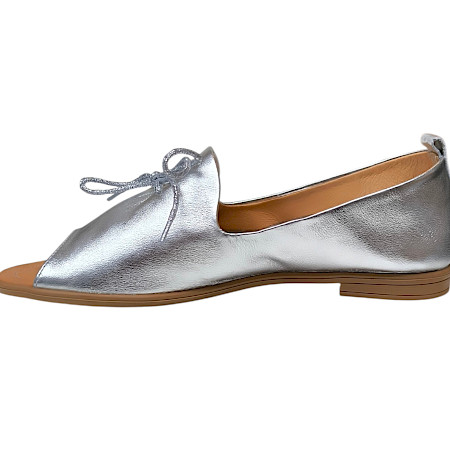 AGA 2010 Damen Slipper in Silber von AGA – eleganter Echtleder-Slipper mit offener Spitze, hochwertiger Verarbeitung und edlem Metallic-Look | Leicht, bequem und exklusiv bei kassedy.de. ?✨ AGA 2010 Damen Slipper in Silber von AGA – eleganter Echtleder-Slipper mit offener Spitze, hochwertiger Verarbeitung und edlem Metallic-Look | Leicht, bequem und exklusiv bei kassedy.de. ?✨