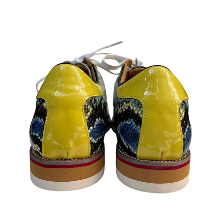 Enzo Vita Achille 18 jaune, auffälliger Schnürschuh in Gelb mit strukturierter, reptilienähnlicher Oberfläche und weißen Schnürsenkeln – modern, extravagant und ein echter Blickfang. Enzo Vita Achille 18 jaune, auffälliger Schnürschuh in Gelb mit strukturierter, reptilienähnlicher Oberfläche und weißen Schnürsenkeln – modern, extravagant und ein echter Blickfang.