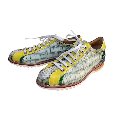 Enzo Vita Achille 18 jaune, auffälliger Schnürschuh in Gelb mit strukturierter, reptilienähnlicher Oberfläche und weißen Schnürsenkeln – modern, extravagant und ein echter Blickfang. Enzo Vita Achille 18 jaune, auffälliger Schnürschuh in Gelb mit strukturierter, reptilienähnlicher Oberfläche und weißen Schnürsenkeln – modern, extravagant und ein echter Blickfang.