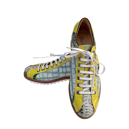 Enzo Vita Achille 18 jaune, auffälliger Schnürschuh in Gelb mit strukturierter, reptilienähnlicher Oberfläche und weißen Schnürsenkeln – modern, extravagant und ein echter Blickfang. Enzo Vita Achille 18 jaune, auffälliger Schnürschuh in Gelb mit strukturierter, reptilienähnlicher Oberfläche und weißen Schnürsenkeln – modern, extravagant und ein echter Blickfang.