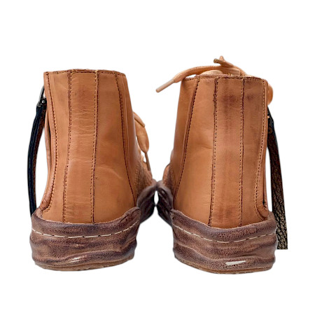 Rebecca White Rethunder Boots Nappa Yolk – Damen Sneaker-Boot aus hochwertigem, butterweichem Nappaleder in Cognac. Mit seitlichem Reißverschluss, Schnürung, herausnehmbarer Innensohle und... Rebecca White Rethunder Boots Nappa Yolk – Damen Sneaker-Boot aus hochwertigem, butterweichem Nappaleder in Cognac. Mit seitlichem Reißverschluss, Schnürung, herausnehmbarer Innensohle und...