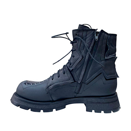 Papucei Iniko Damen Boots in Schwarz aus hochwertigem Echtleder mit dekorativen Kontrastnähten, Schnürung und seitlichem Reißverschluss. Handgefertigter Lederboot aus Rumänien mit markanter... Papucei Iniko Damen Boots in Schwarz aus hochwertigem Echtleder mit dekorativen Kontrastnähten, Schnürung und seitlichem Reißverschluss. Handgefertigter Lederboot aus Rumänien mit markanter...