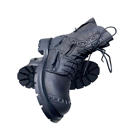 Papucei Iniko Damen Boots in Schwarz aus hochwertigem Echtleder mit dekorativen Kontrastnähten, Schnürung und seitlichem Reißverschluss. Handgefertigter Lederboot aus Rumänien mit markanter... Papucei Iniko Damen Boots in Schwarz aus hochwertigem Echtleder mit dekorativen Kontrastnähten, Schnürung und seitlichem Reißverschluss. Handgefertigter Lederboot aus Rumänien mit markanter...