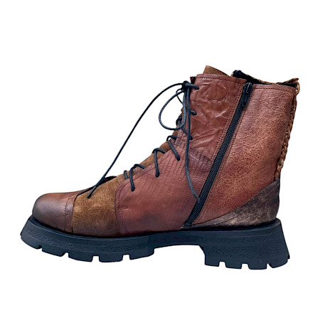 Papucei Anastasia Damen Boots in verschiedenen Brauntönen aus hochwertigem Echtleder mit schwarzer Profilsohle. Handgefertigter Lederboot aus Rumänien mit Schnürung und seitlichem Reißverschluss... Papucei Anastasia Damen Boots in verschiedenen Brauntönen aus hochwertigem Echtleder mit schwarzer Profilsohle. Handgefertigter Lederboot aus Rumänien mit Schnürung und seitlichem Reißverschluss...