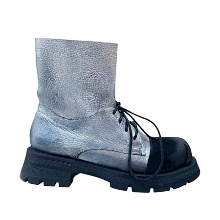Papucei Moss Damen Boots in Silber und Schwarz aus hochwertigem Echtleder mit markanter schwarzer Profilsohle. Handgefertigter Lederboot aus Rumänien mit Schnürung, ultraleichtem Tragegefühl und... Papucei Moss Damen Boots in Silber und Schwarz aus hochwertigem Echtleder mit markanter schwarzer Profilsohle. Handgefertigter Lederboot aus Rumänien mit Schnürung, ultraleichtem Tragegefühl und...