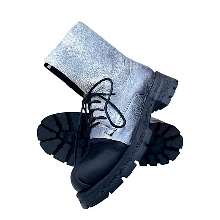 Papucei Moss Damen Boots in Silber und Schwarz aus hochwertigem Echtleder mit markanter schwarzer Profilsohle. Handgefertigter Lederboot aus Rumänien mit Schnürung, ultraleichtem Tragegefühl und... Papucei Moss Damen Boots in Silber und Schwarz aus hochwertigem Echtleder mit markanter schwarzer Profilsohle. Handgefertigter Lederboot aus Rumänien mit Schnürung, ultraleichtem Tragegefühl und...