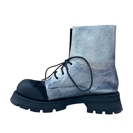 Papucei Moss Damen Boots in Silber und Schwarz aus hochwertigem Echtleder mit markanter schwarzer Profilsohle. Handgefertigter Lederboot aus Rumänien mit Schnürung, ultraleichtem Tragegefühl und... Papucei Moss Damen Boots in Silber und Schwarz aus hochwertigem Echtleder mit markanter schwarzer Profilsohle. Handgefertigter Lederboot aus Rumänien mit Schnürung, ultraleichtem Tragegefühl und...